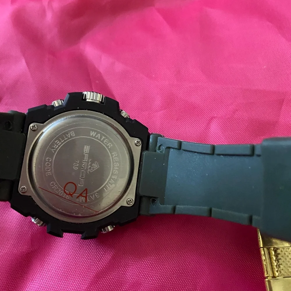 Set of Four Stylish Watches - Picture 10 of 13
